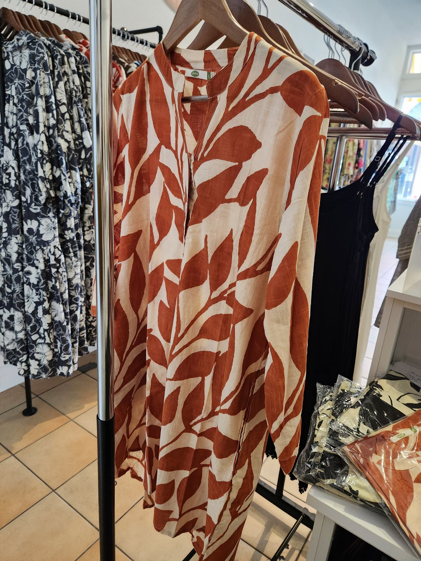 Short black or red Dolma leaf print dress