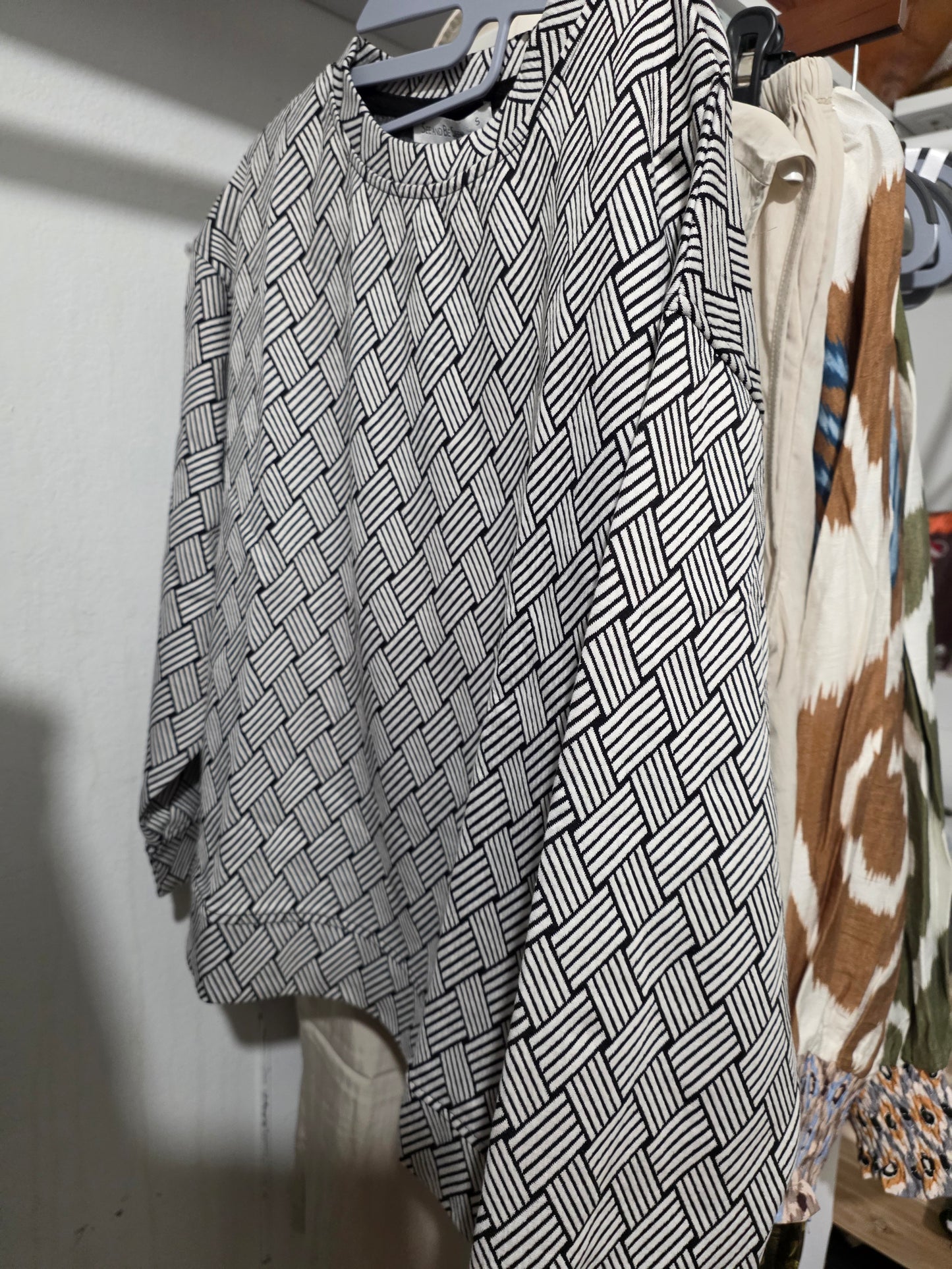 Textured geometric long sleeve lounge top