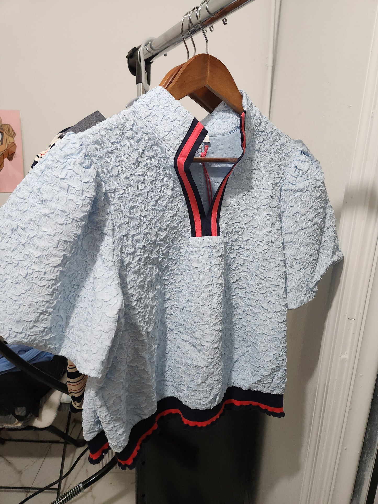 Voy crinkle blouse with red blue collar