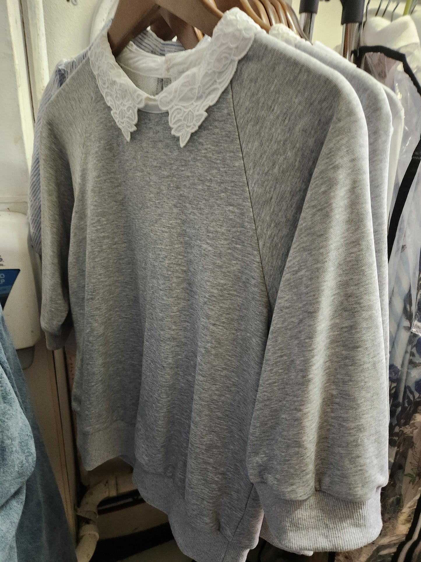 Voy white neck detail